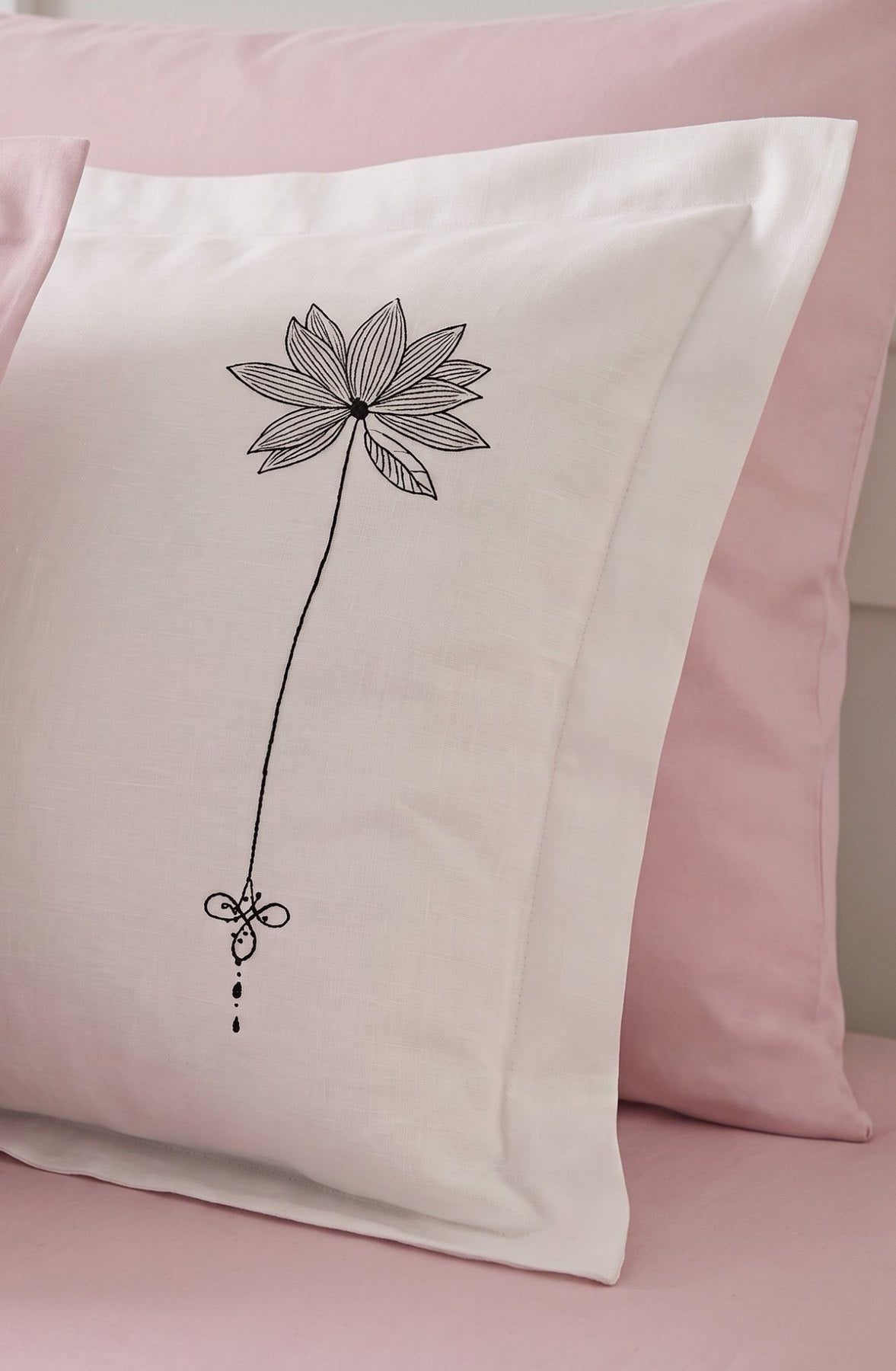 Luxury Essential-Standard Pillow cases in Rose Gold